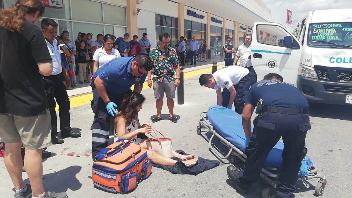 Atropella combi a joven afuera del Centro Maya