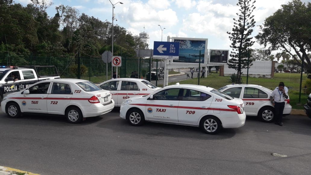 “Toman” taxis el aeropuerto de Cozumel y ofrecen corridas gratis