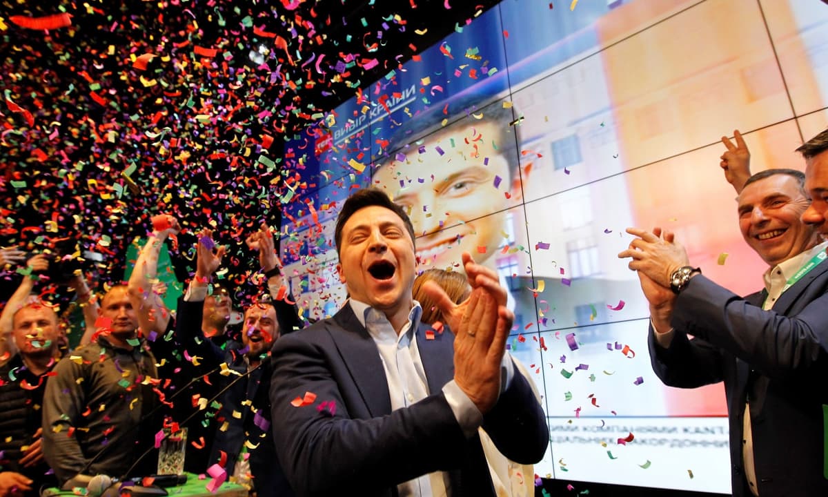 Comediante gana elecciones presidenciales en Ucrania