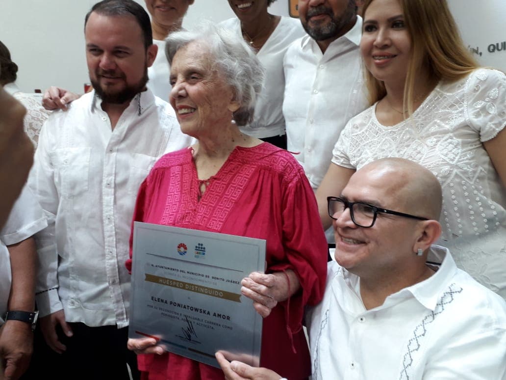 Exhorta Elena Poniatowska a los periodistas a cumplir su labor