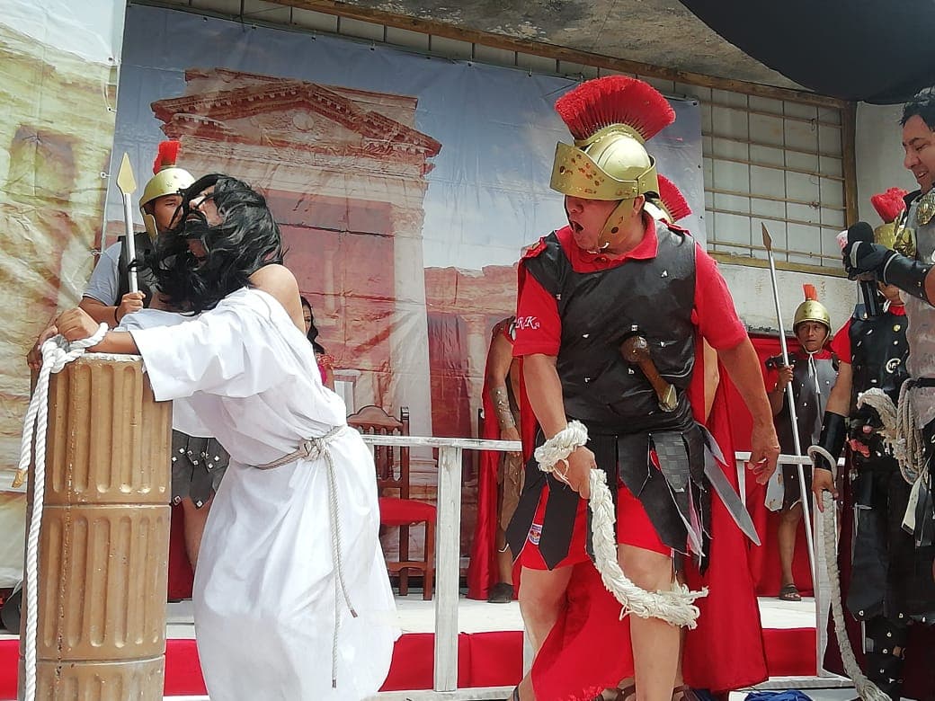 Viven la Pasión de Cristo en el Parque de las Palapas