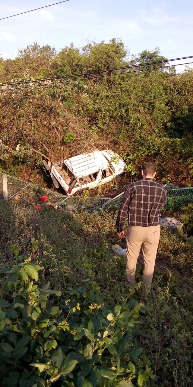 Extranjero se sale de carretera y de milagro se salva