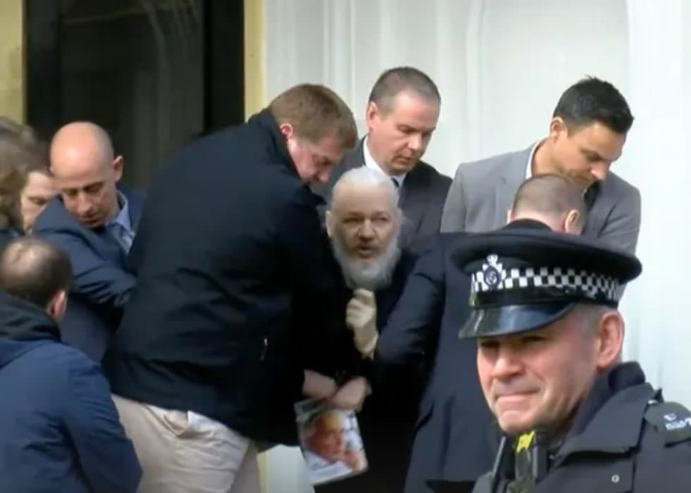 Arresta policía británica a Julian Assange