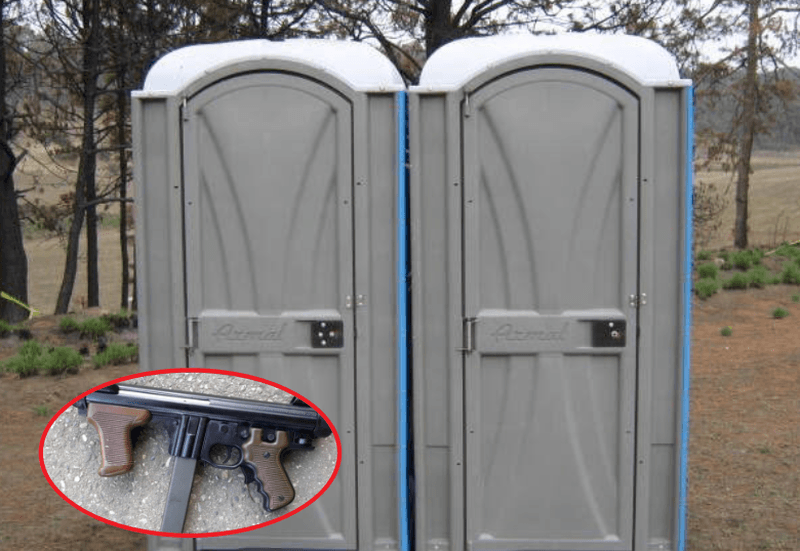 Policía entra a baño móvil y olvida su arma, luego se la roban