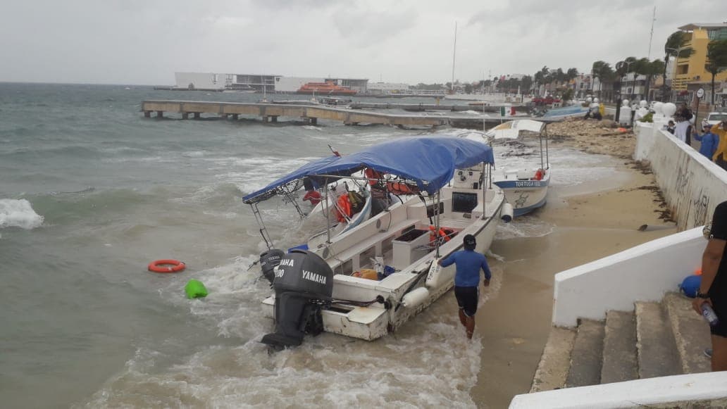 Vientos voltean embarcaciones menores en Cozumel