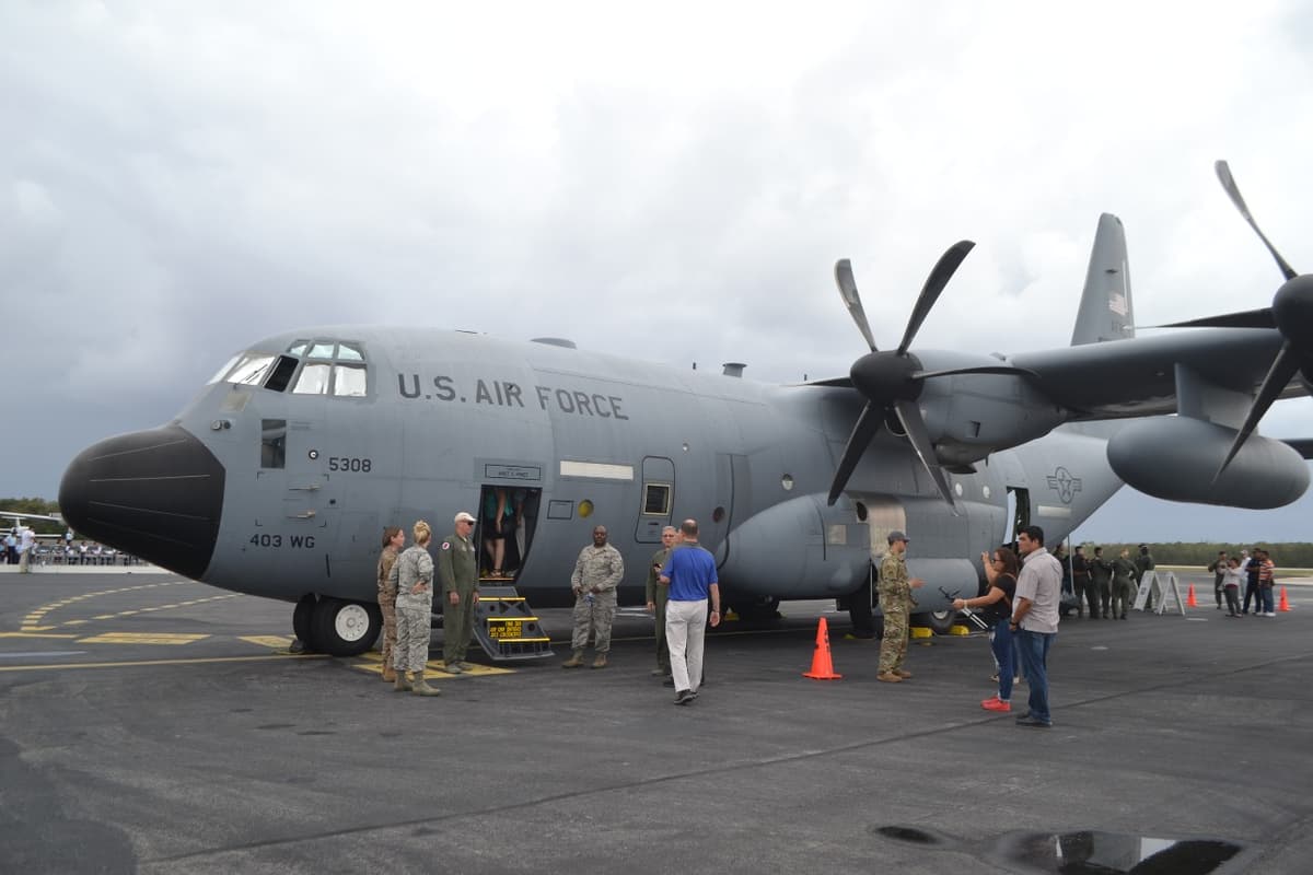 Aterrizan dos aviones cazahuracanes en Cozumel
