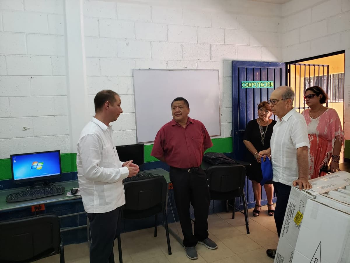 Donan computadoras y equipo a docentes voluntarios de Akumal