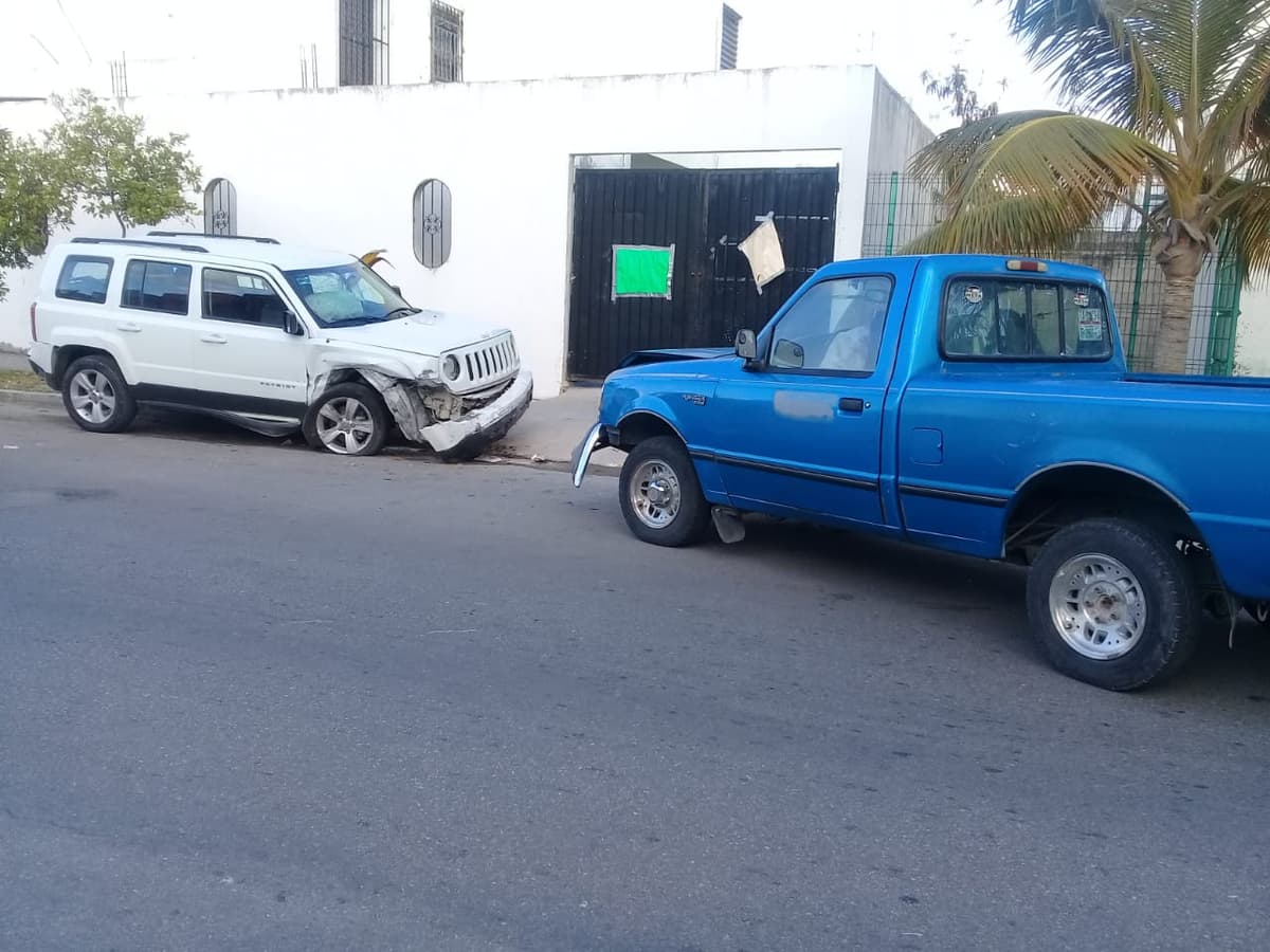 Mujer evade retén y finaliza huida al chocar