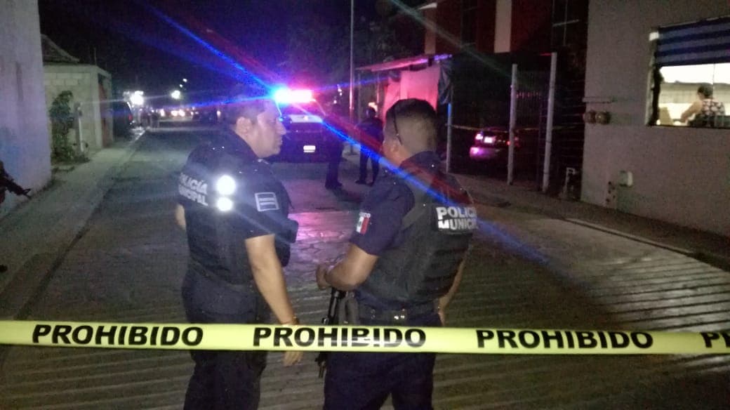 Hieren de bala a automovilista en Puerto Aventuras