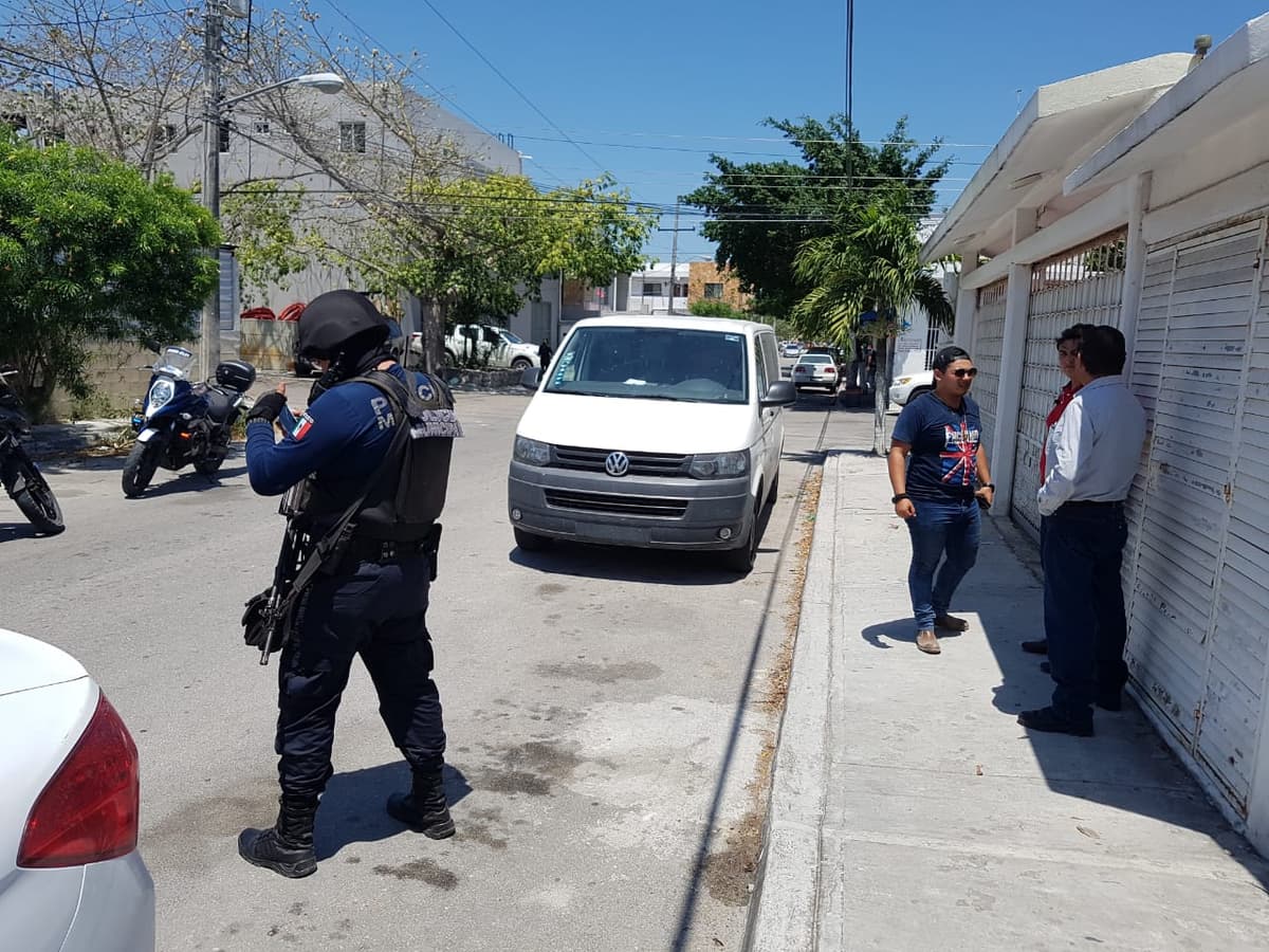 Asaltan van y se llevan botín de 86 mil pesos en Solidaridad