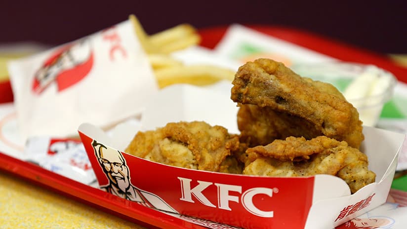 Madre quema a sus hijos por comerse su pollo KFC