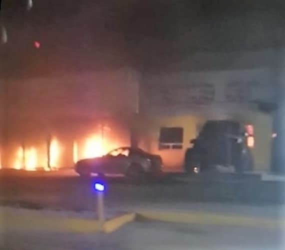 Lanzan explosivo contra rentadora de carros en Benito Juárez