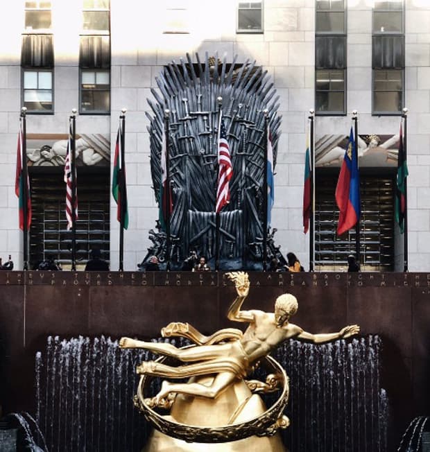 Instalan trono gigante en Nueva York por la premiere de Game of Thrones