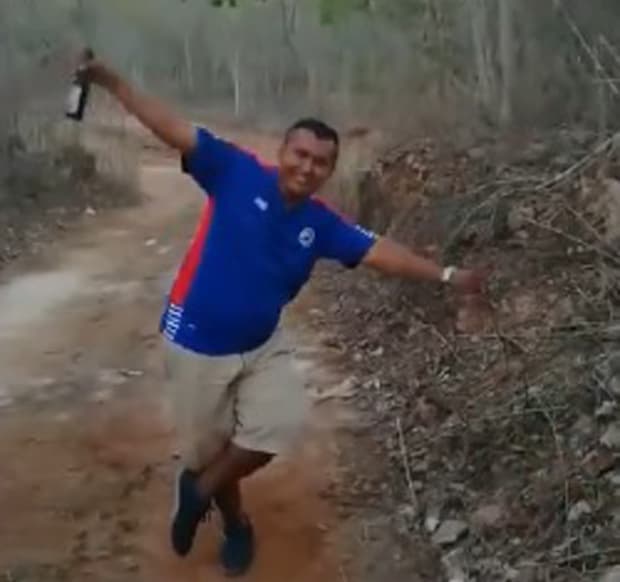 Destituyen a mando policiaco por beber con otros policías en patrulla