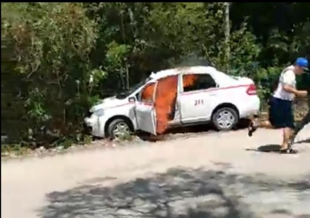 Estalla violencia entre taxistas y mototaxistas en Tulum; incendian unidad