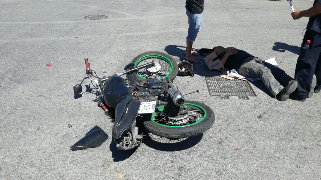 Patrulla choca a motociclista en Villas del Sol