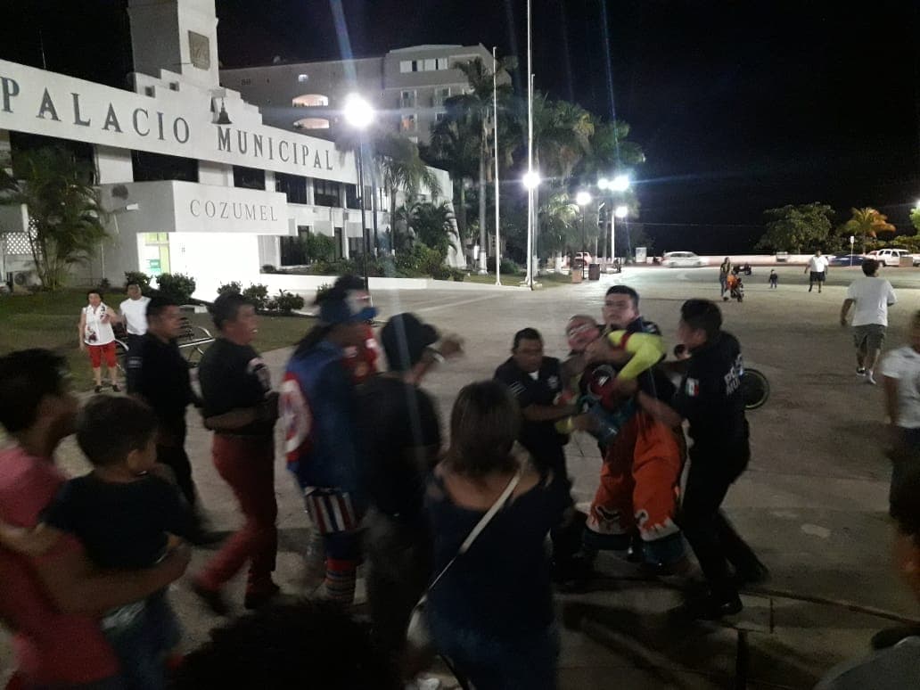Sale payaso "padrote" que cobra “derecho de piso” en parque de Cozumel