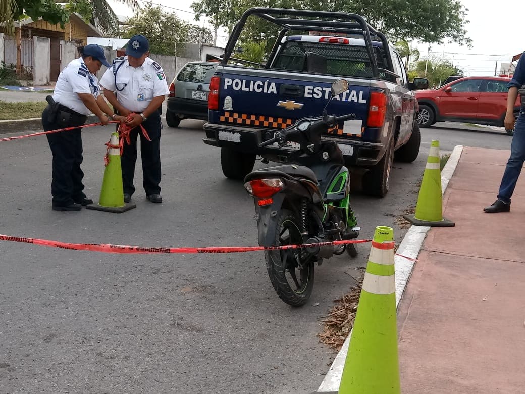 Ladrones abandonan moto robada, tras persecución