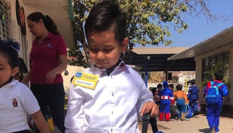 Niño se disfraza de gerente de Coppel y le regalan bicicleta