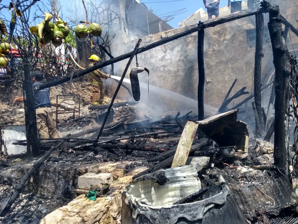 Se incendia palapa en Isla Mujeres