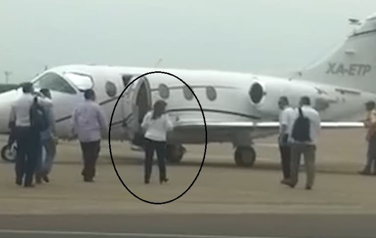 Morenistas "balconean" a Yeidckol Polevnsky por viajar en jet privado