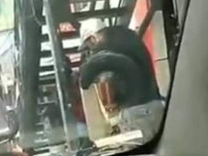 Captan a repartidor de Uber Eats comiendo supuesto pedido