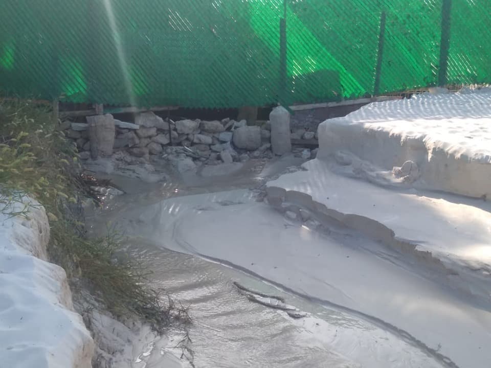 Ecocidio: The Fives arroja desechos de cemento al mar en Puerto Morelos