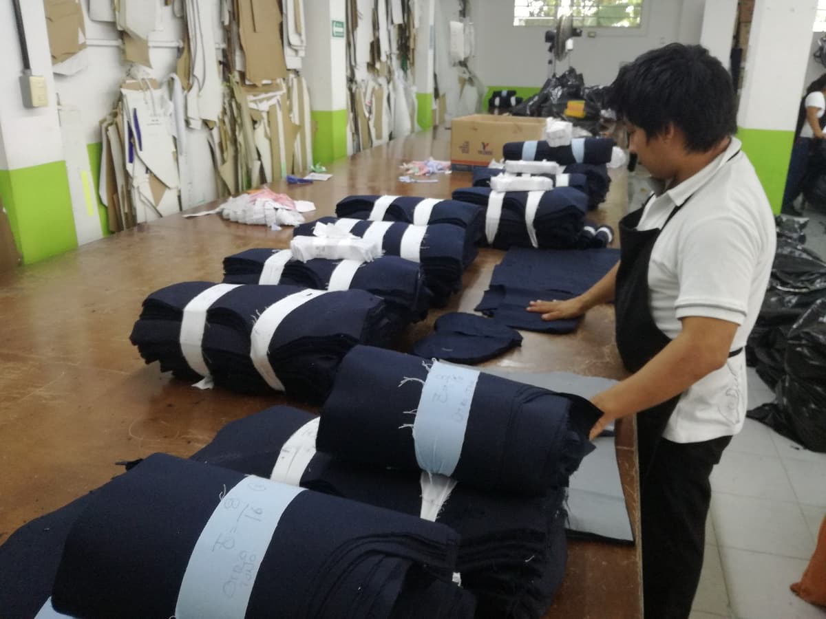 Doblegan a la corrupción: uniformes escolares se harán en zona sur