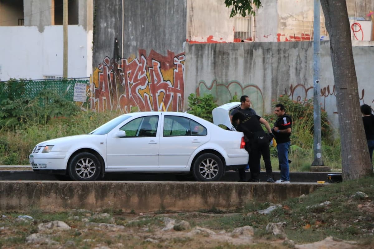 Aseguran a dos personas armadas y con droga en Cancún