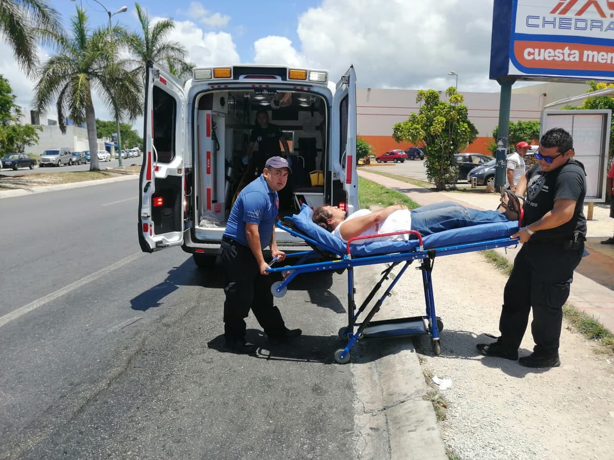 Mujer con bebé caen de un Tucsa en Playa del Carmen