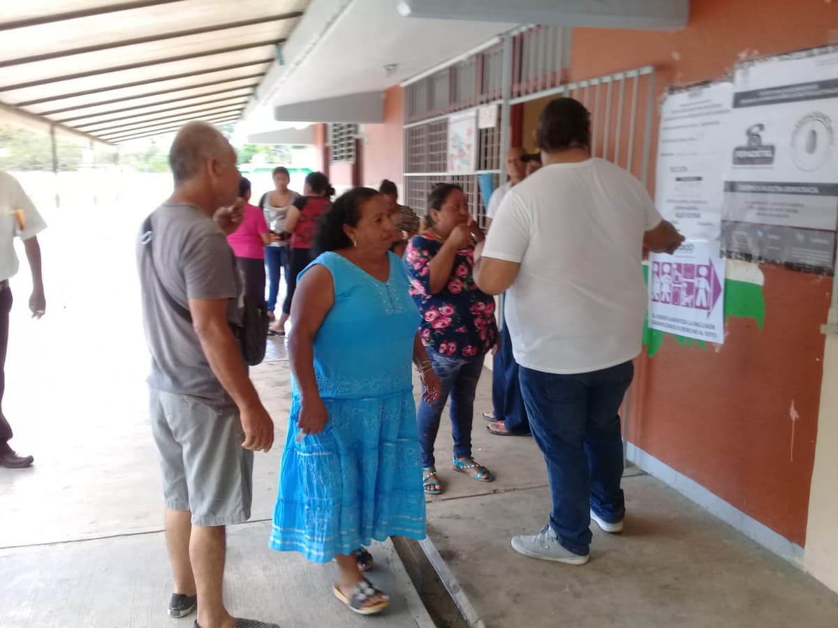 Confusión y ausencia de funcionarios en casillas de Cancún