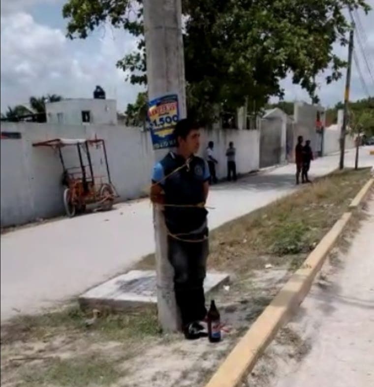 Vecinos sorprenden a ladrón de bicicletas y lo amarran a un poste en Cancún