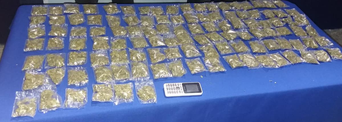 Detienen a dos en Cancún con 100 bolsas de marihuana