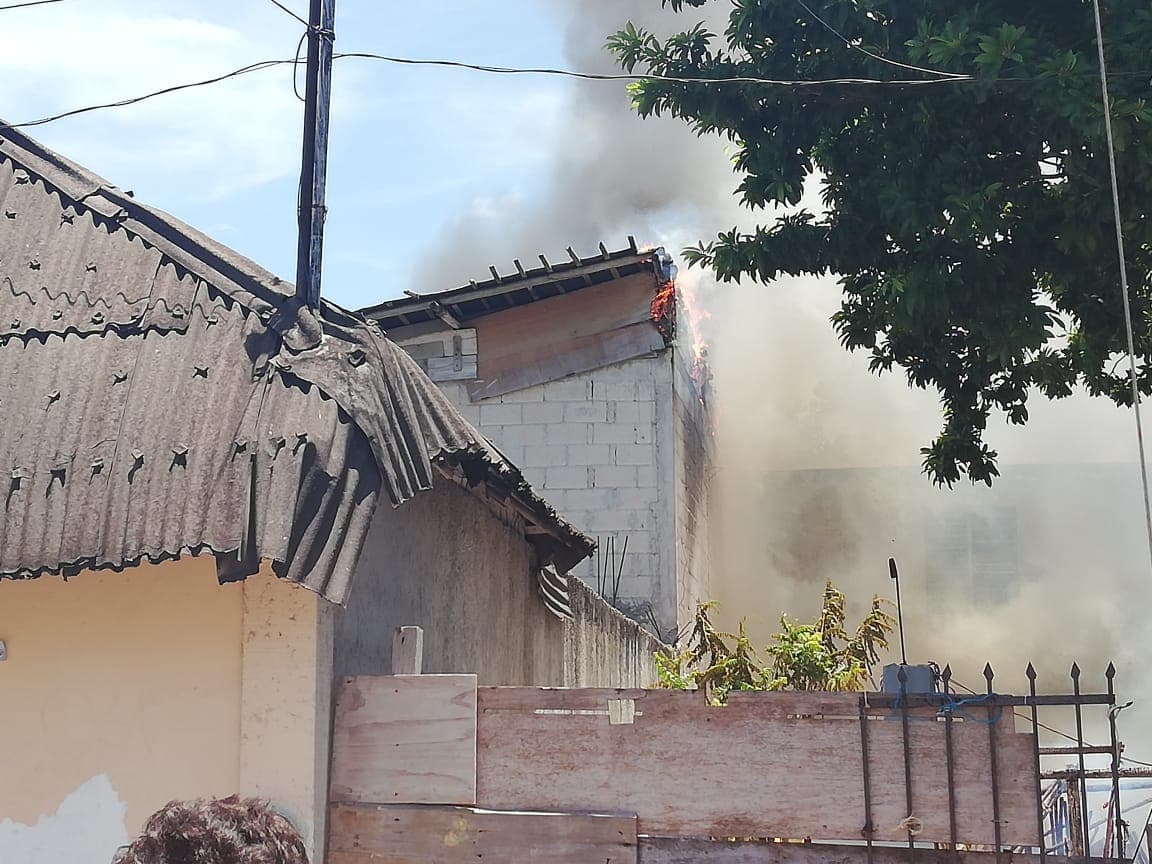 Mueren dos menores intoxicados por humo de incendio en Playa