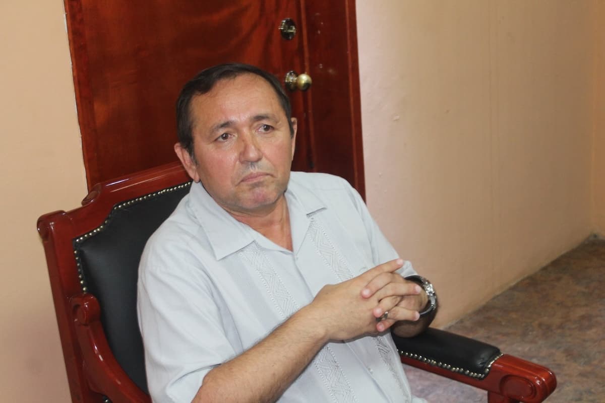 Amenaza Nivardo Mena con disolver el Cabildo