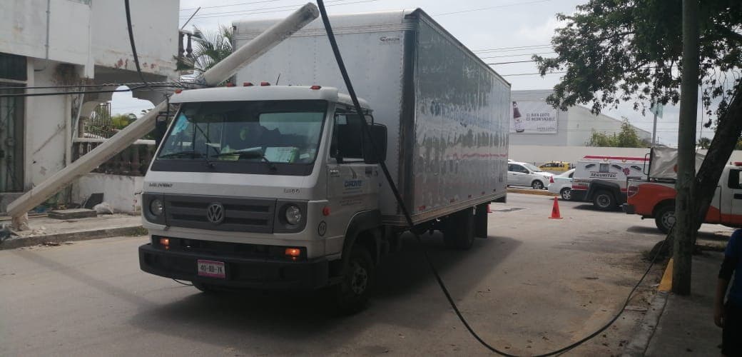 Se cae poste de Telmex sobre camión en Playa del Carmen