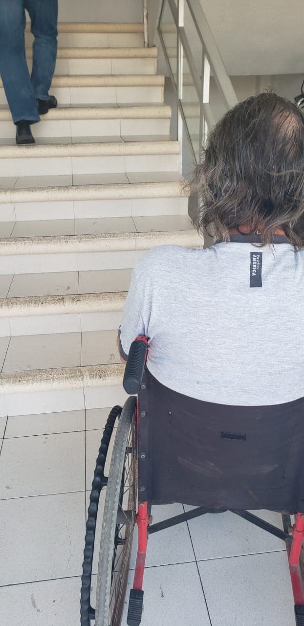 Por no poder subir escalera, persona en silla de ruedas pierde juicio en Profeco