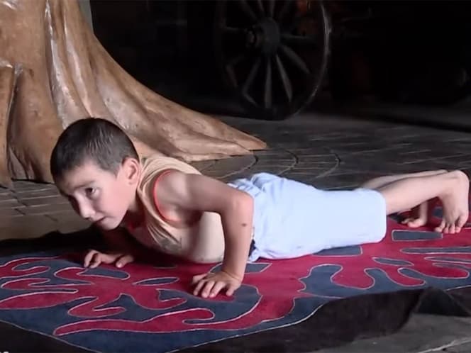 Niño hace más de tres mil lagartijas y se gana departamento para su familia