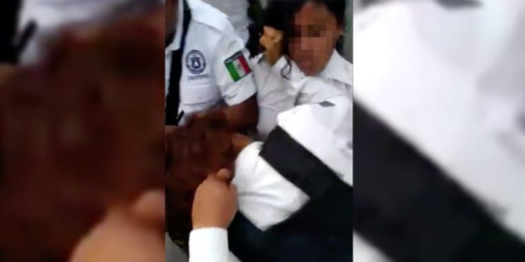 Video: Policía de tránsito se "desgreña" a adolescente por grabar detención