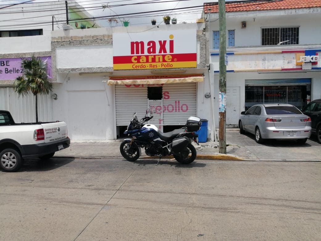 Asaltan Maxicarnes de Playa del Carmen; en persecución, patrulla choca contra un Tucsa