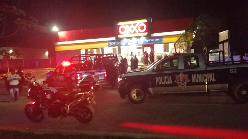 Asaltan Oxxo cerca de Centro Maya, en Playa del Carmen