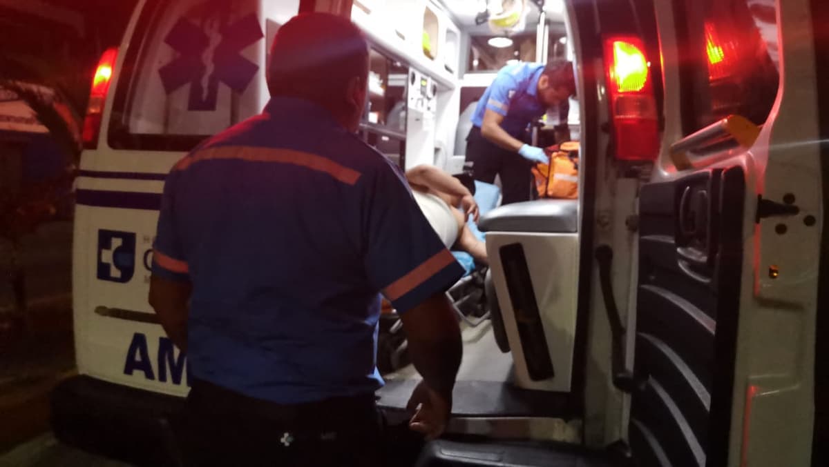 Sujeto recibe dos disparos al salir de una tienda de abarrotes