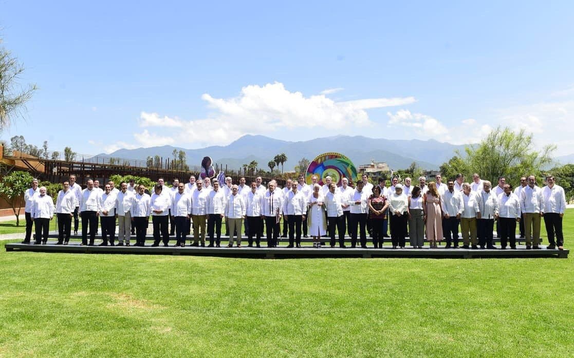 Carlos Joaquín asiste a reunión con AMLO y gobernadores en Oaxaca