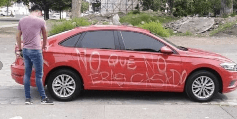 "No que no eras casado", le rayan auto a hombre infiel