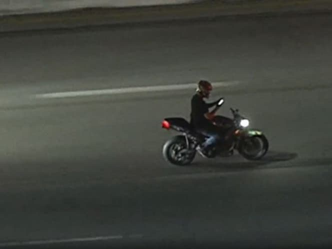Hombre escapa de la policía en motocicleta y chatea al mismo tiempo