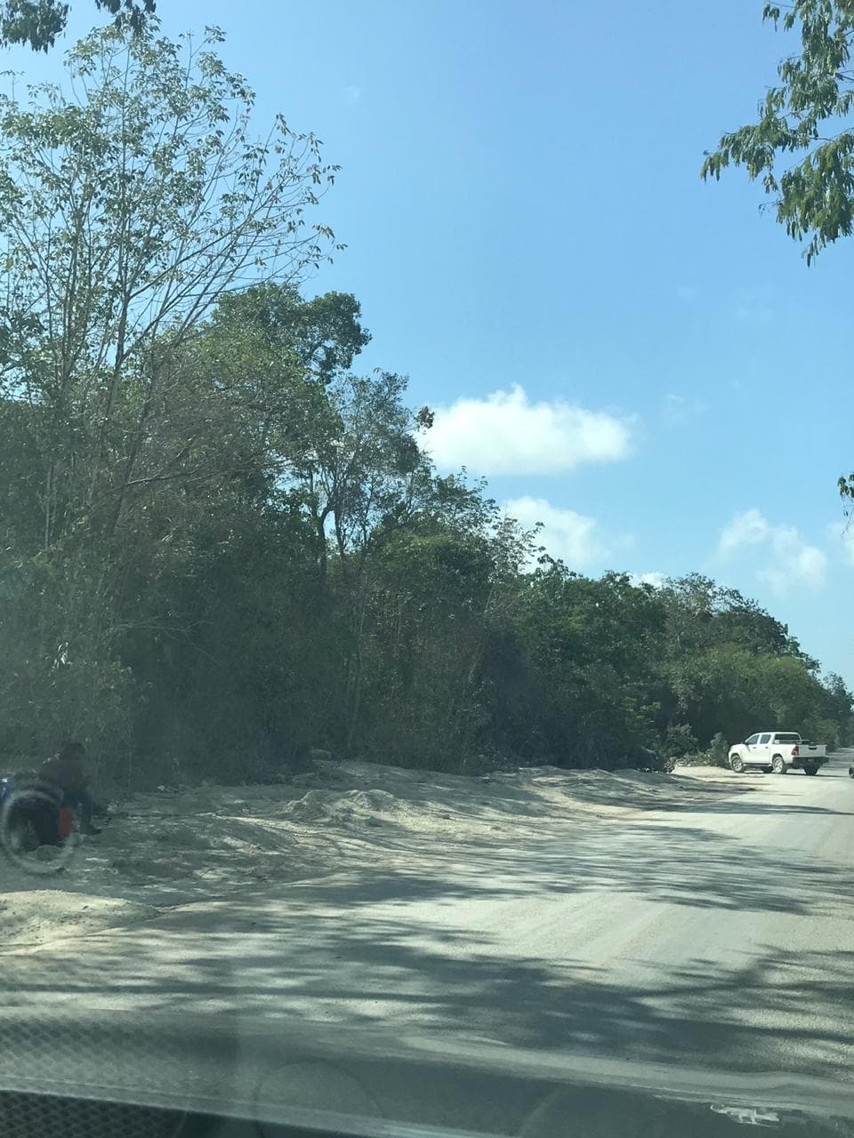 Denuncian tiradero clandestino de concreto en Tulum