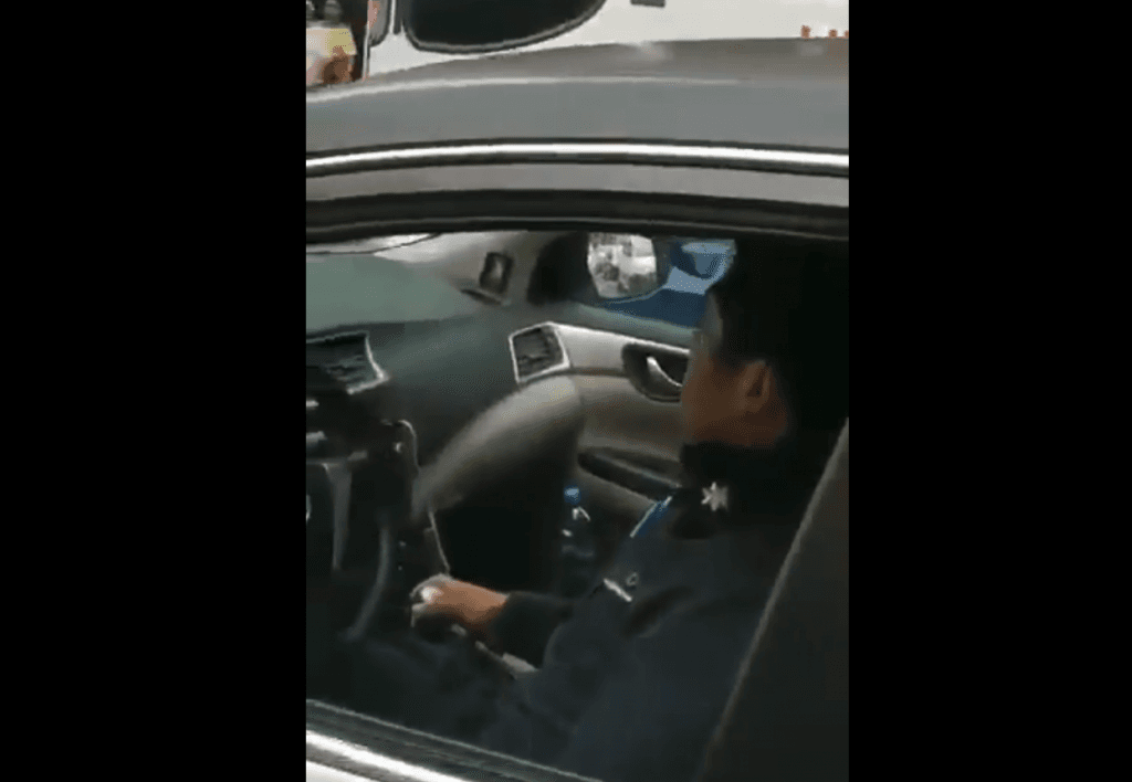 Video: Hombre exhibe a policías que robaron a su hijo