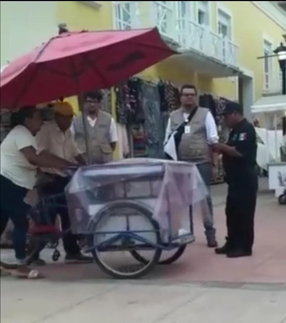 Video: ¡Indignante! Fiscales quieren quitarle el pan a anciano ambulante de Cozumel
