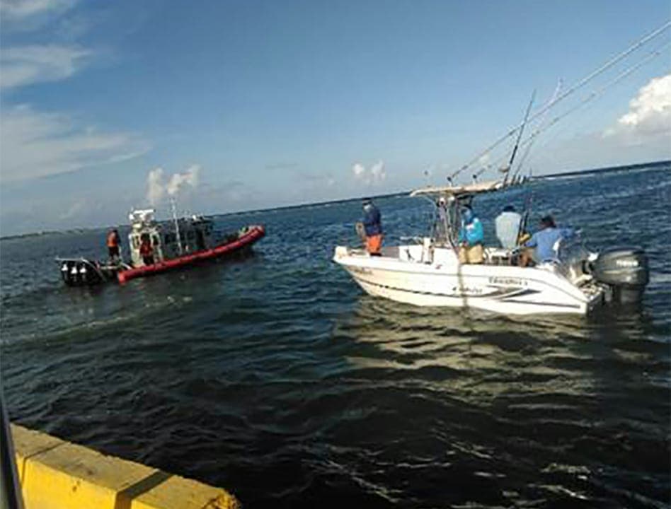 Rescata Marina a lancha de torneo deportivo en Mahahual