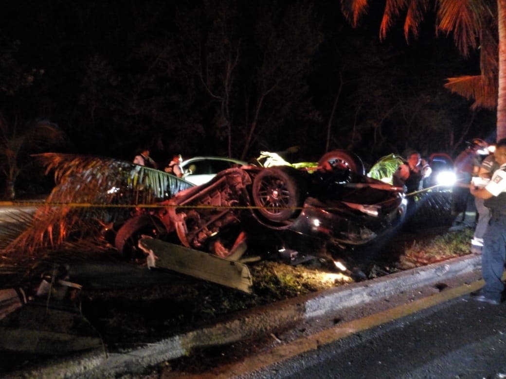 Trágica noche, dos prensados en accidente en Cancún